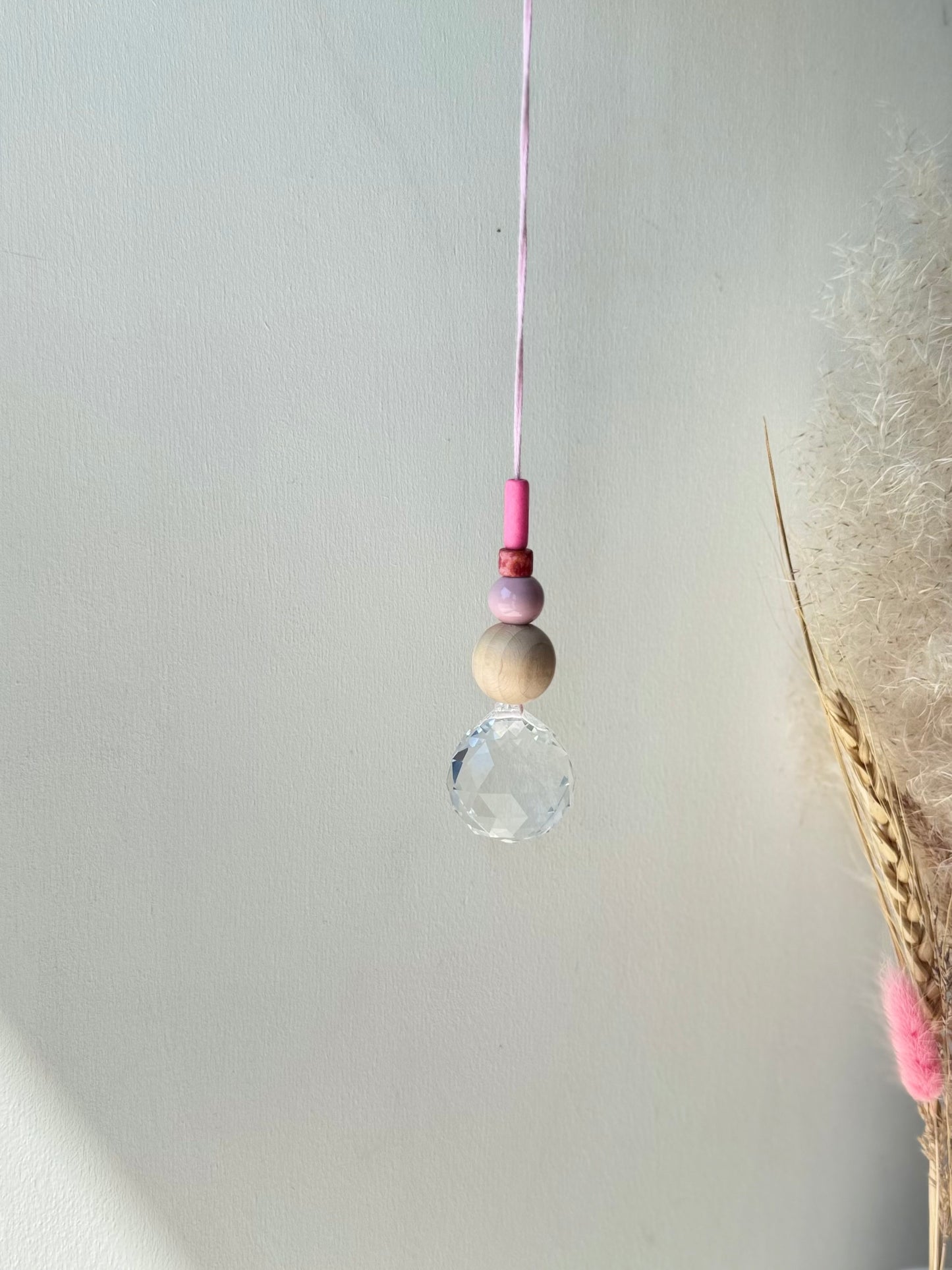 Handgefertigter bunter Sonnenfänger Rosa und Pink - Suncatcher mit Prisma - Regenbogen Fensterdekoration aus Glas