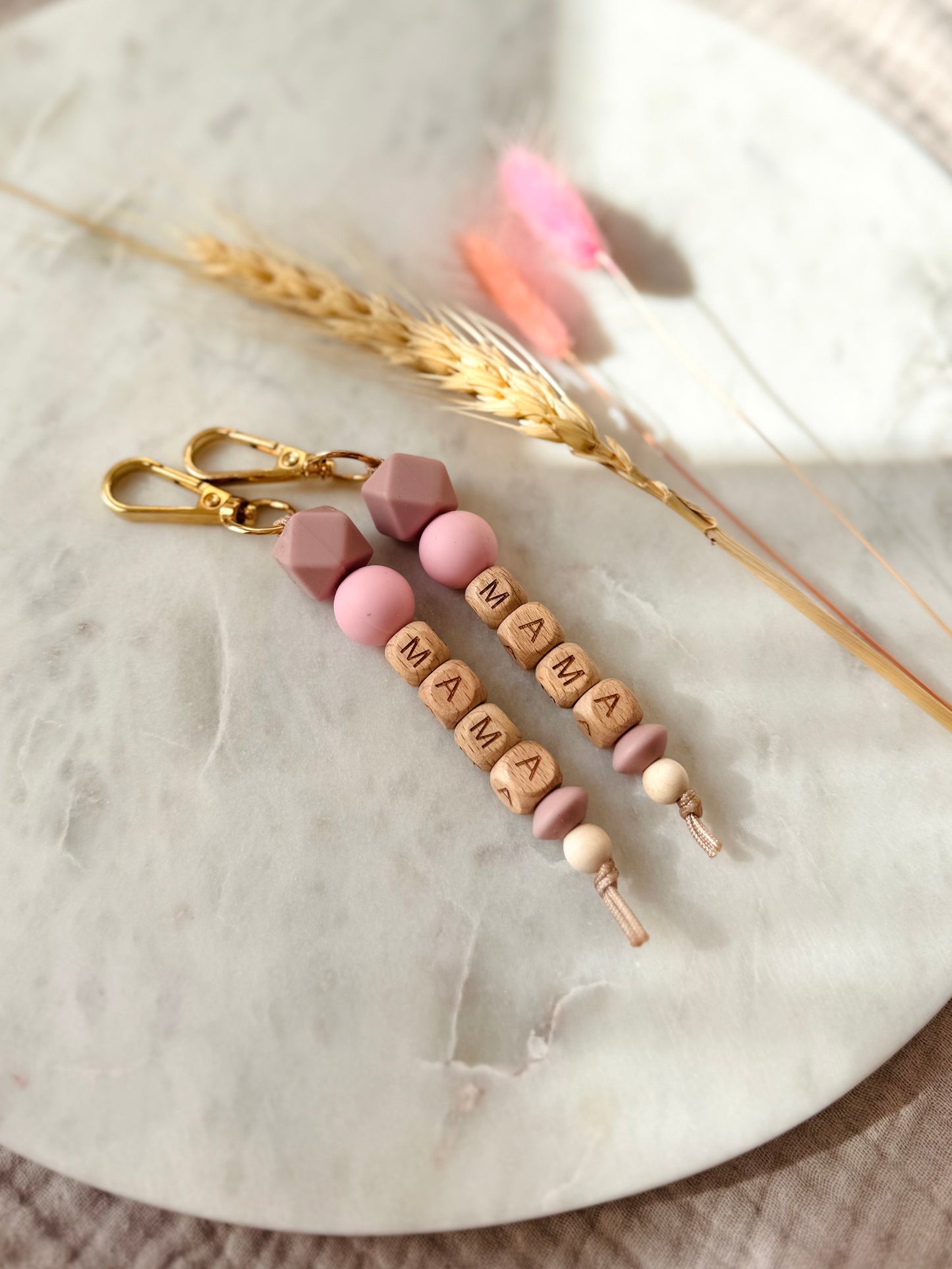 Schlüsselanhänger MAMA Rosa & Mauve - Holzperlen & Silikonperlen - Geschenk für Mama