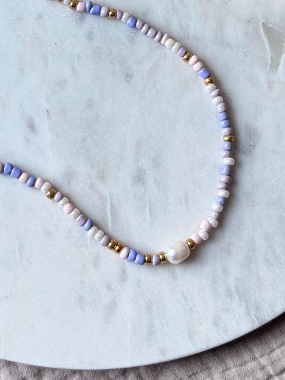 Bunte Perlenkette handgefertigt - Rocaillesperlen Süßwasserperle Flieder Sommer Schmuck