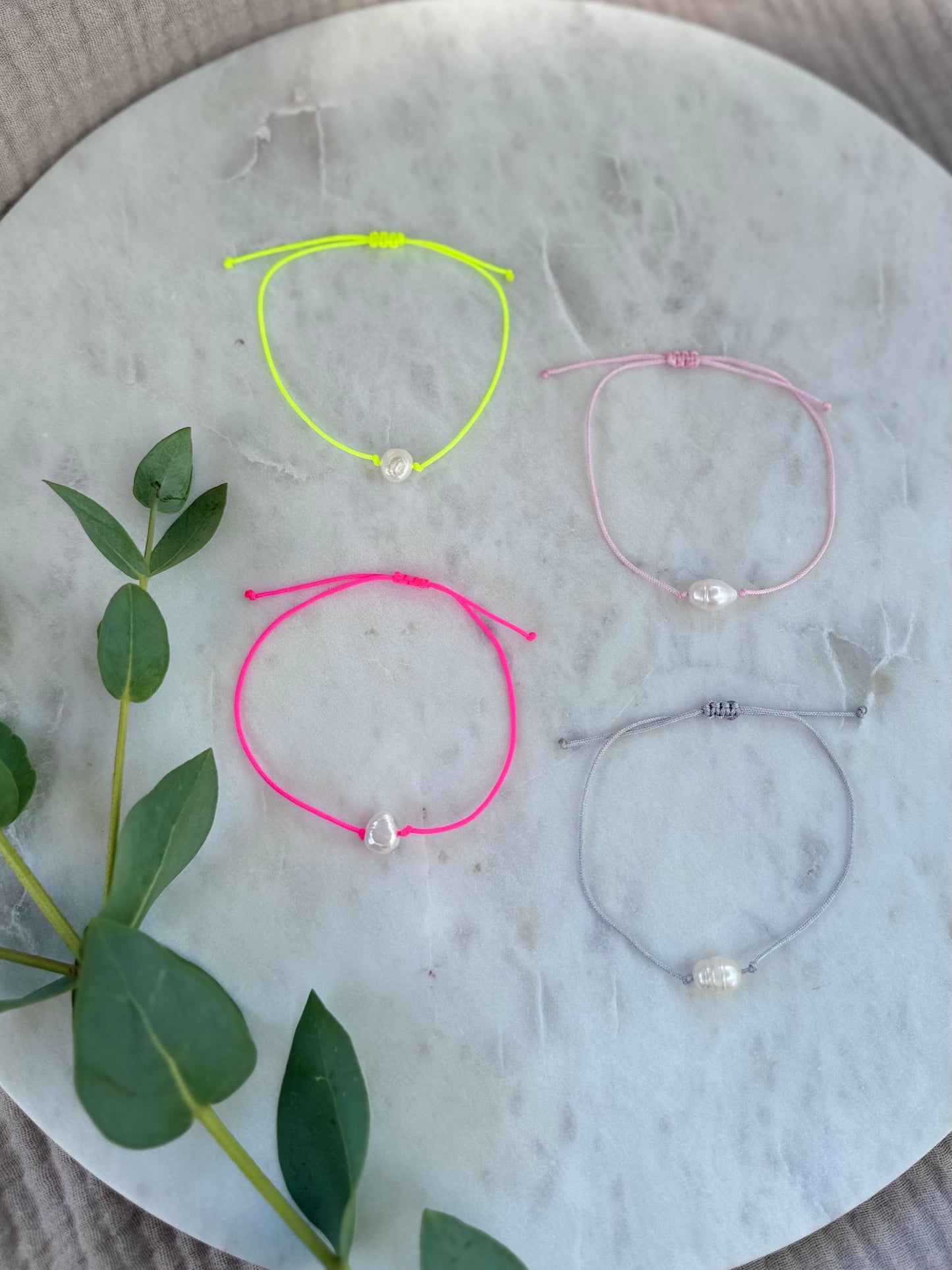 Süßwasserperlen Armband handgefertigt - Ibiza Style Freundschaftsarmband bunte Farben