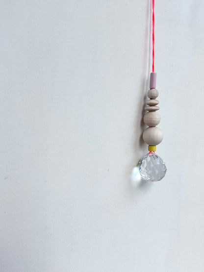 Handgefertigter bunter Sonnenfänger - Suncatcher mit Prisma - Regenbogen Fensterdekoration aus Glas