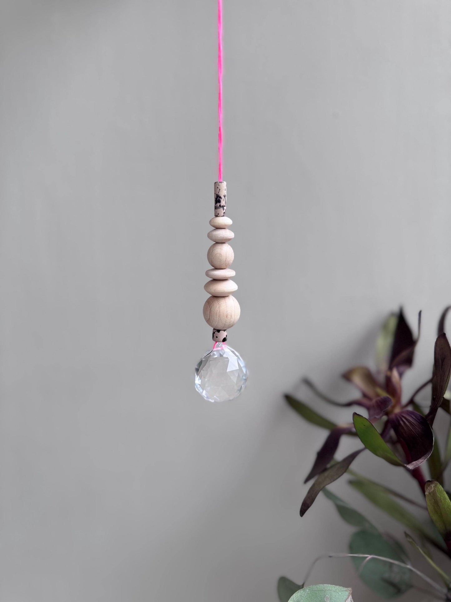 Handgefertigter bunter Sonnenfänger - Suncatcher mit Prisma - Regenbogen Fensterdekoration aus Glas