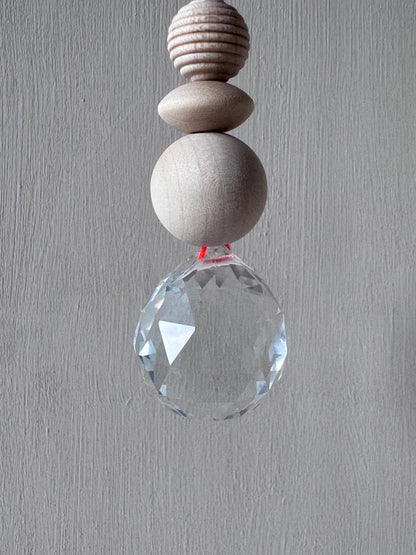 Handgefertigter bunter Sonnenfänger - Suncatcher mit Prisma - Regenbogen Fensterdekoration aus Glas