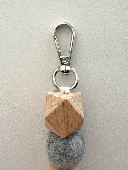 Handgefertigter Schlüsselanhänger aus Holz & Filz - Natürliches Accessoire