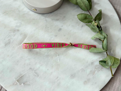 Verstellbares buntes Textarmband mit goldener Stoppperle - Freundschaftsarmband Boho Style