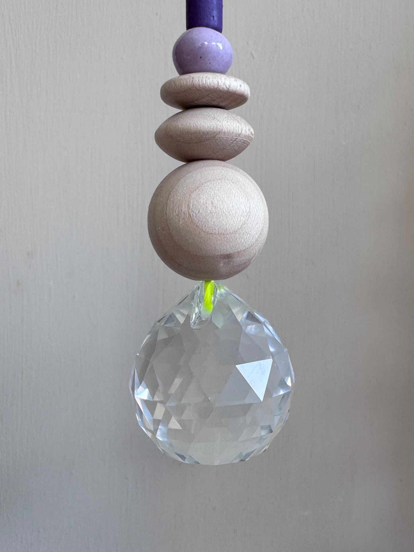 Handgefertigter bunter Sonnenfänger - Suncatcher mit Prisma - Regenbogen Fensterdekoration aus Glas