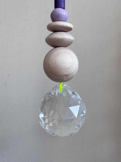 Handgefertigter bunter Sonnenfänger - Suncatcher mit Prisma - Regenbogen Fensterdekoration aus Glas