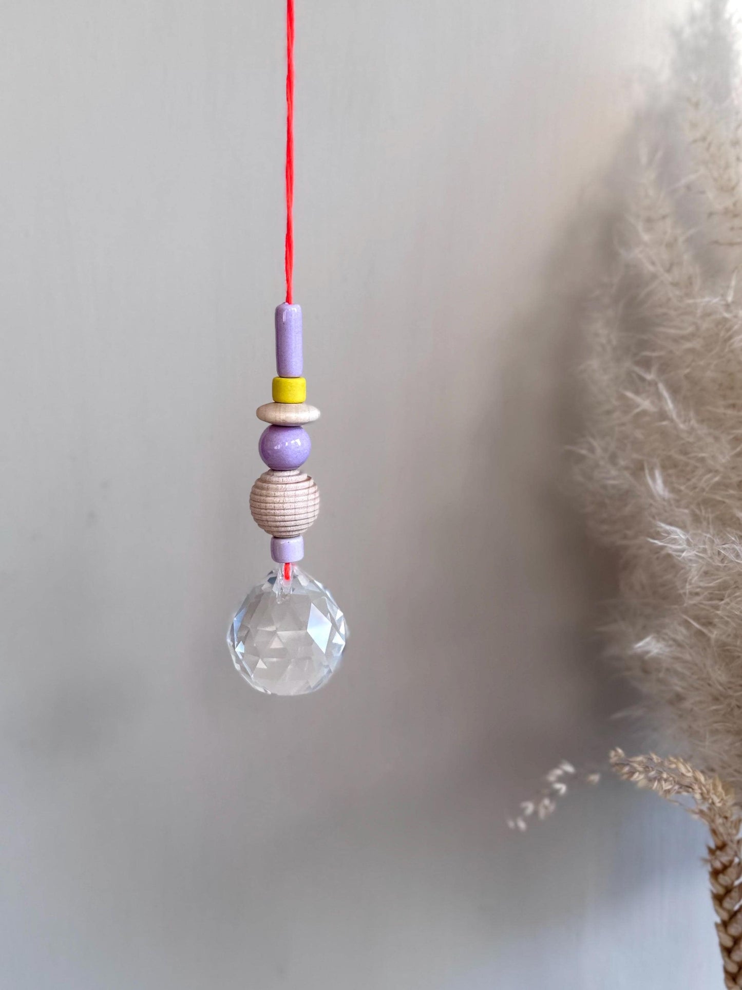 Handgefertigter bunter Sonnenfänger Neonorange, Gelb & Flieder - Suncatcher mit Prisma - Regenbogen Fensterdekoration aus Glas