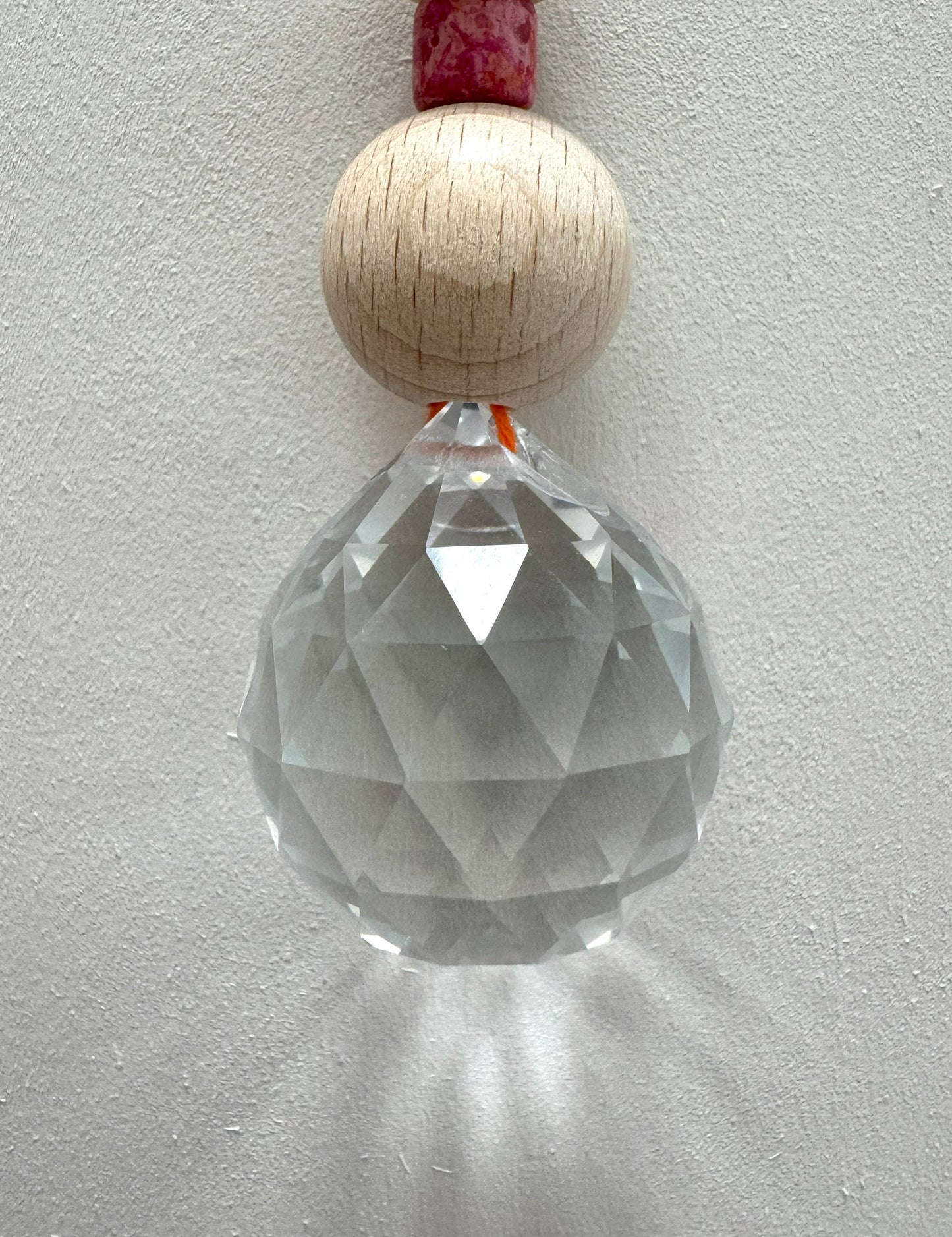 Handgefertigter bunter Sonnenfänger - Suncatcher mit Prisma - Regenbogen Fensterdekoration aus Glas