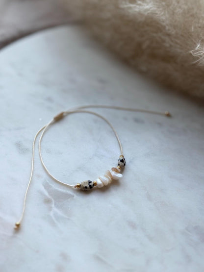 Zartes Edelsteinarmband handgefertigt - mit Dalmatiner Jaspis und Muschelperlen - Freundschaftsarmband