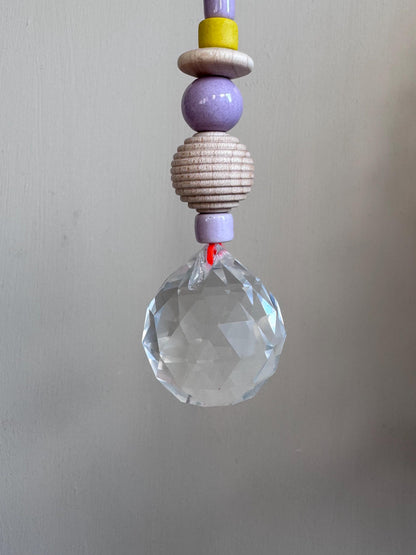 Handgefertigter bunter Sonnenfänger Neonorange, Gelb & Flieder - Suncatcher mit Prisma - Regenbogen Fensterdekoration aus Glas