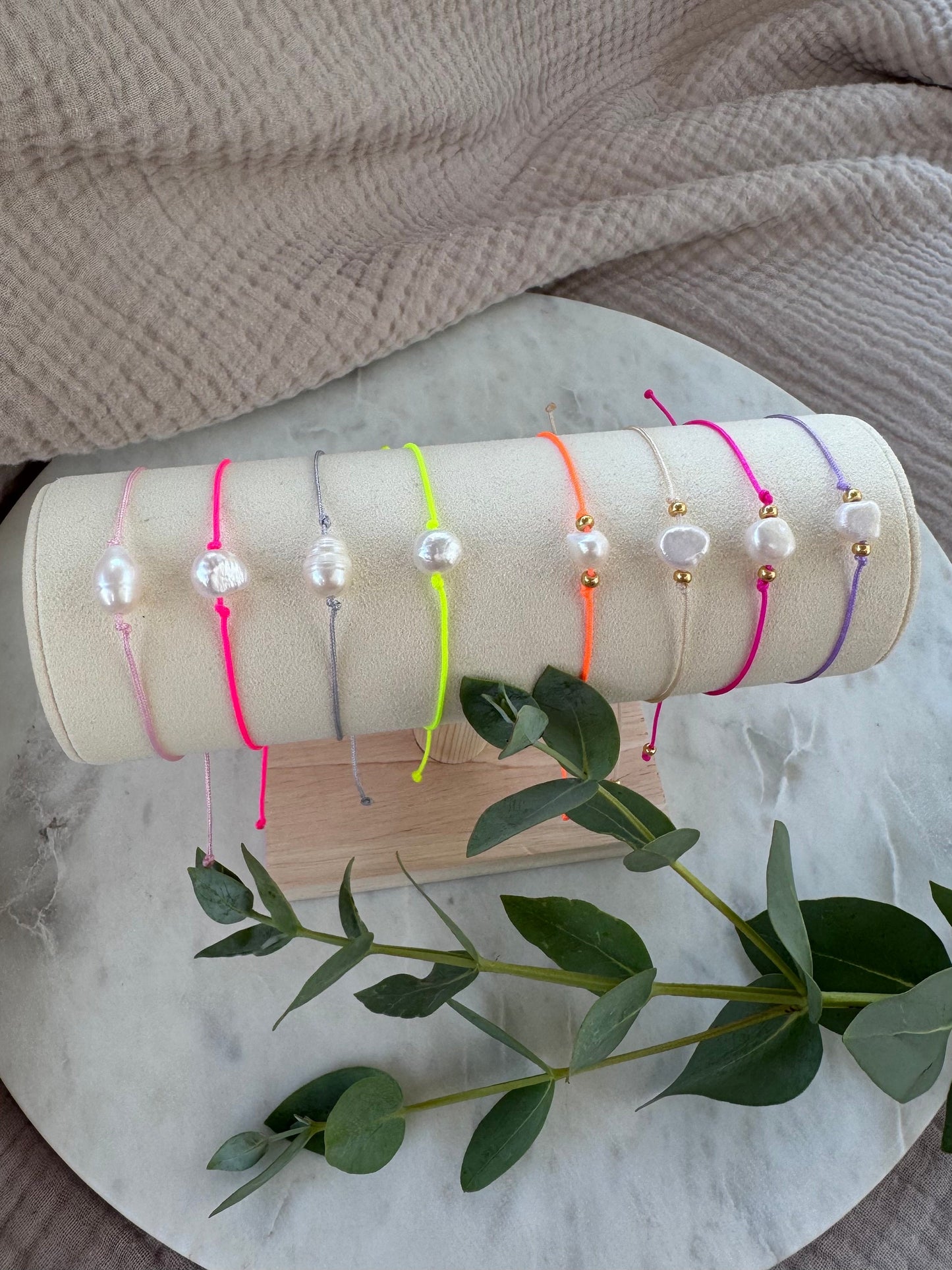 Süßwasserperlen Armband handgefertigt - Ibiza Style Freundschaftsarmband bunte Farben