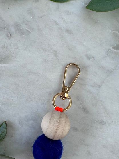 Handgefertigter Schlüsselanhänger aus Holz & Filz - Natürliches Accessoire