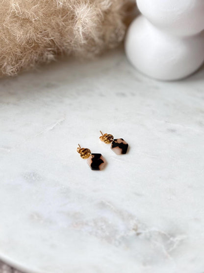 Vergoldete Edelstahl Ohrringe mit Resin Anhänger in Hexagonform - Handgefertigt
