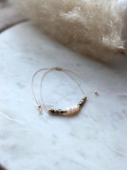 Zartes Edelsteinarmband handgefertigt - mit Dalmatiner Jaspis und Muschelperlen - Freundschaftsarmband