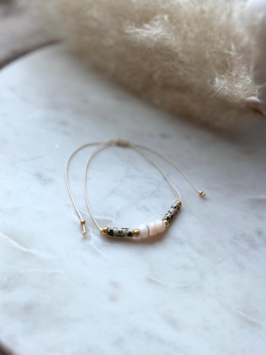 Zartes Edelsteinarmband handgefertigt - mit Dalmatiner Jaspis und Muschelperlen - Freundschaftsarmband