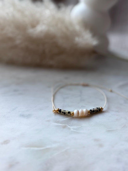 Zartes Edelsteinarmband handgefertigt - mit Dalmatiner Jaspis und Muschelperlen - Freundschaftsarmband