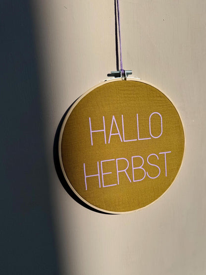 Stickrahmen "Hallo Herbst" Musselinstoff - Handgemachte Herbstdeko Geschenkidee