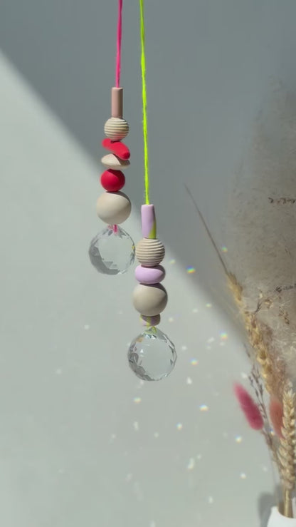 Handgefertigter bunter Sonnenfänger Pink und Rot - Suncatcher mit Prisma - Regenbogen Fensterdekoration aus Glas