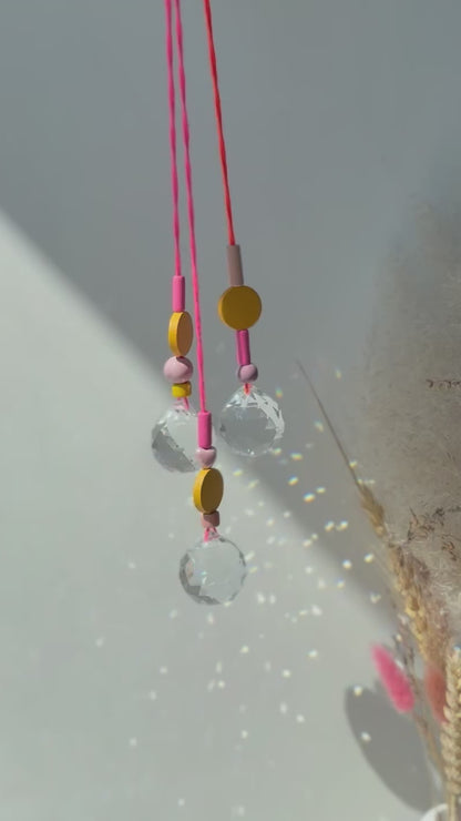 Handgefertigter bunter Sonnenfänger Neonink, Rosa und Gelb - Suncatcher mit Prisma - Regenbogen Fensterdekoration aus Glas